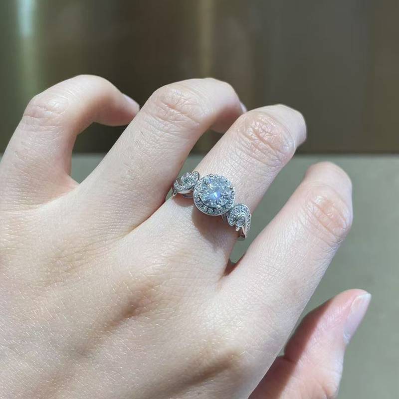 群镶扭臂圆包女戒S925银镀白金定制选款主石莫桑钻1.0ct/副石高碳钻